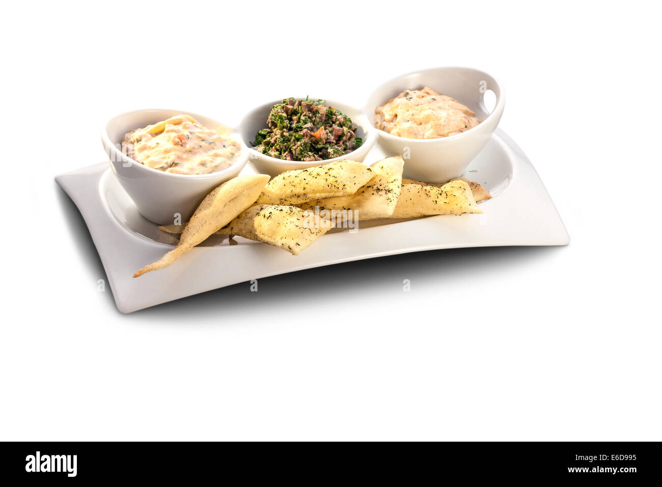 Nachos, tortilla avec trois sortes de sauces isolated on white plate Banque D'Images