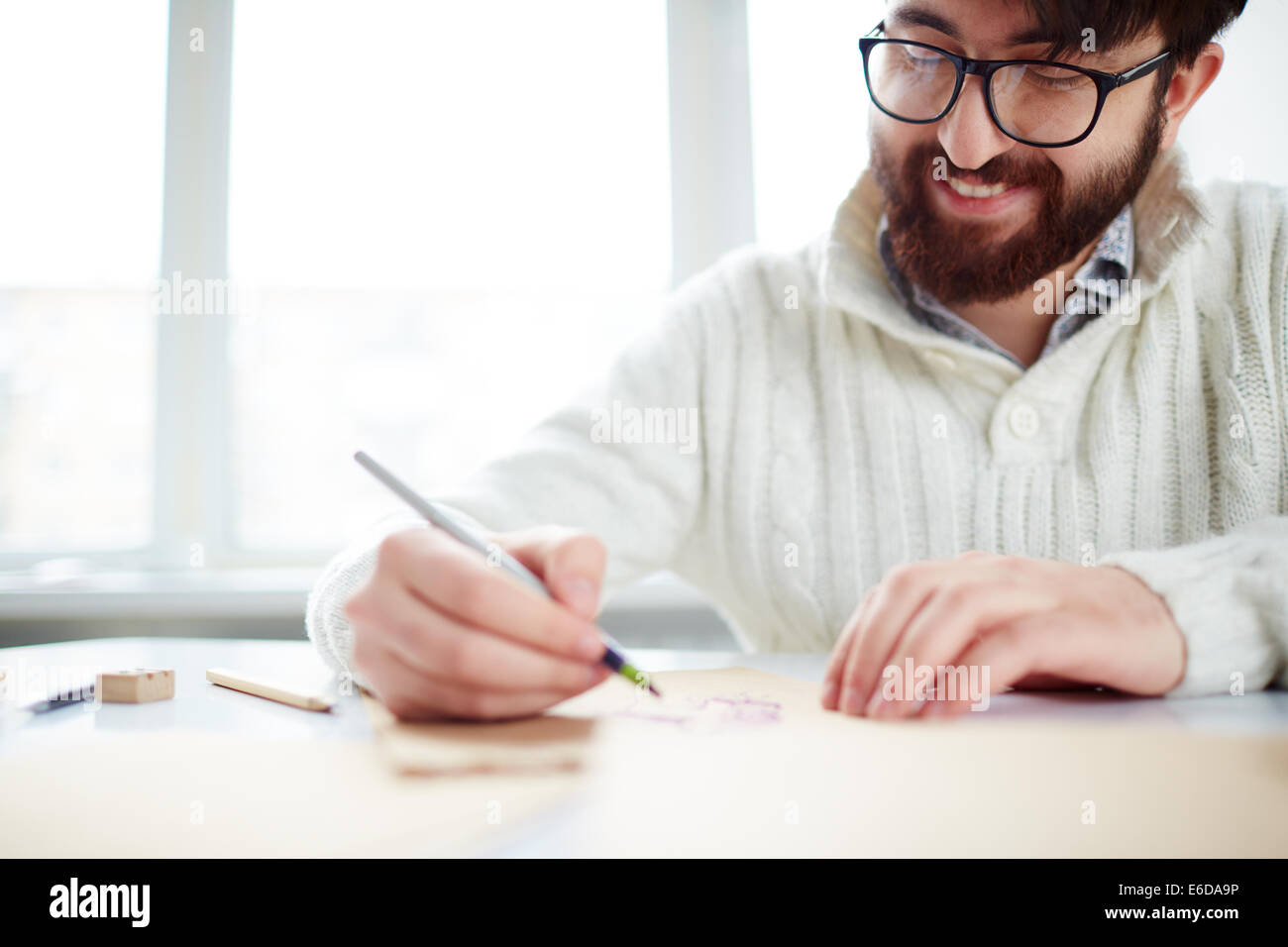 Image of young man in lunettes dimensions Banque D'Images