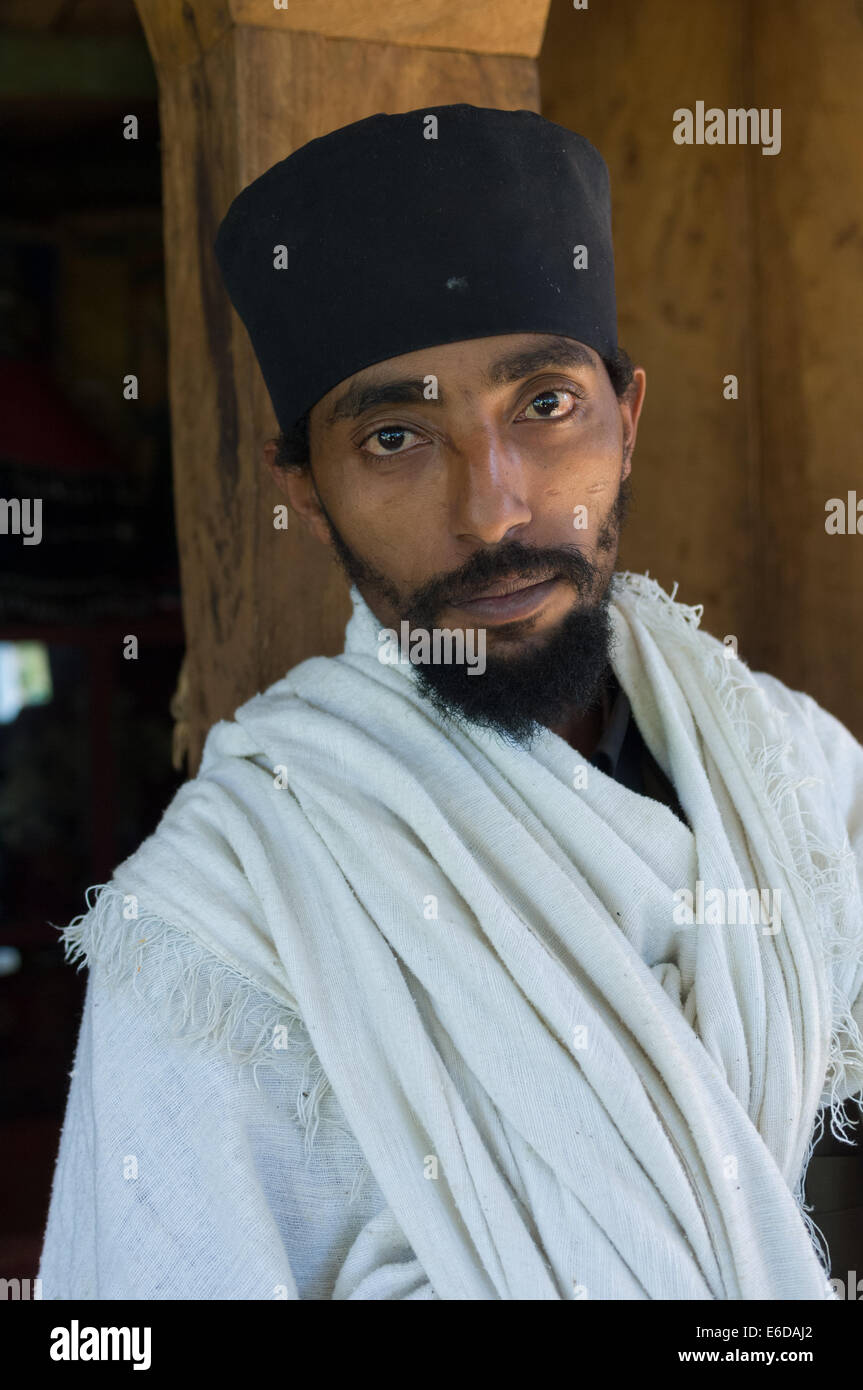 Jeune prêtre, Ura Kidane Mehret église sur la péninsule de Zege, Lac Tana, Bahir Dar, Ethiopie Banque D'Images