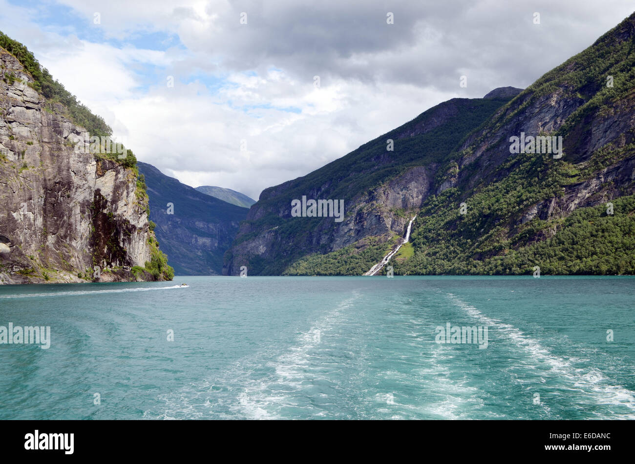 Fjord de Geiranger dans le sud de la Norvège est l'un des plus beaux fjords. Les falaises à lieu directement à partir de l'eau. Banque D'Images