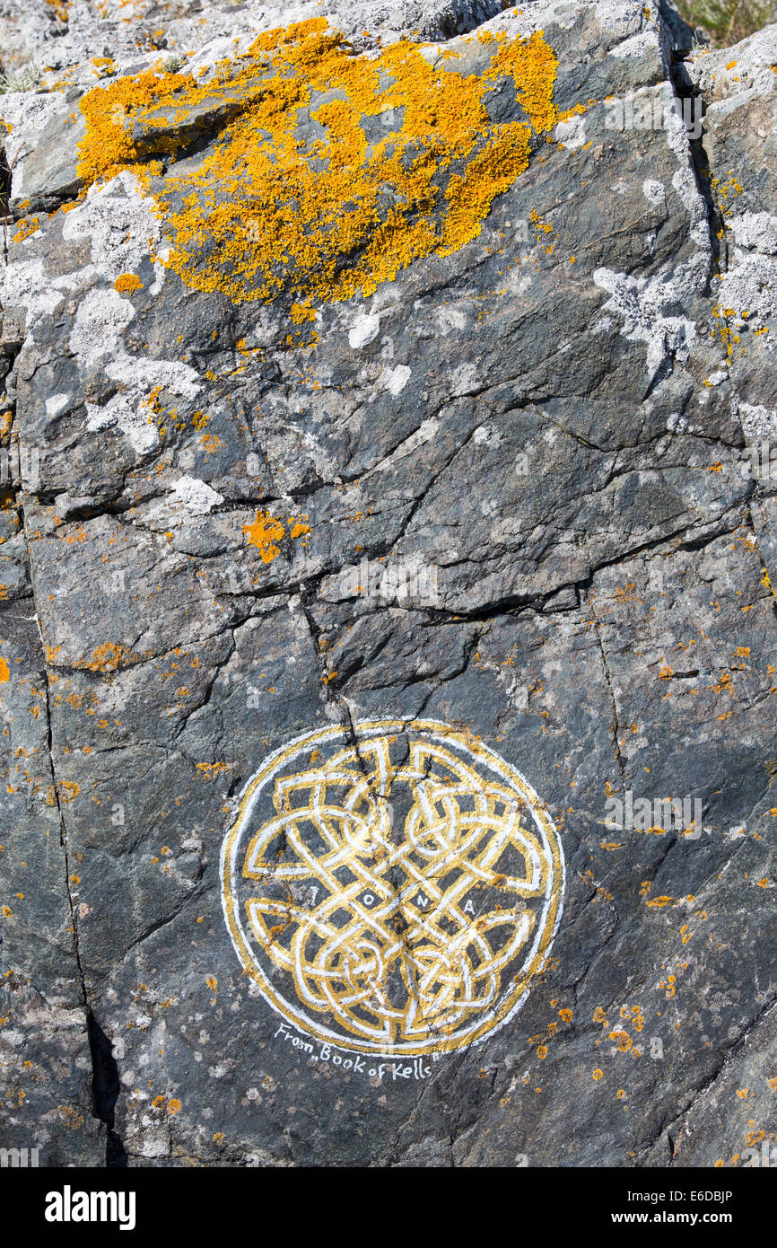 Une œuvre d'art du Livre de Kells sur un rocher sur Iona, off Mull, Ecosse, Royaume-Uni. Banque D'Images