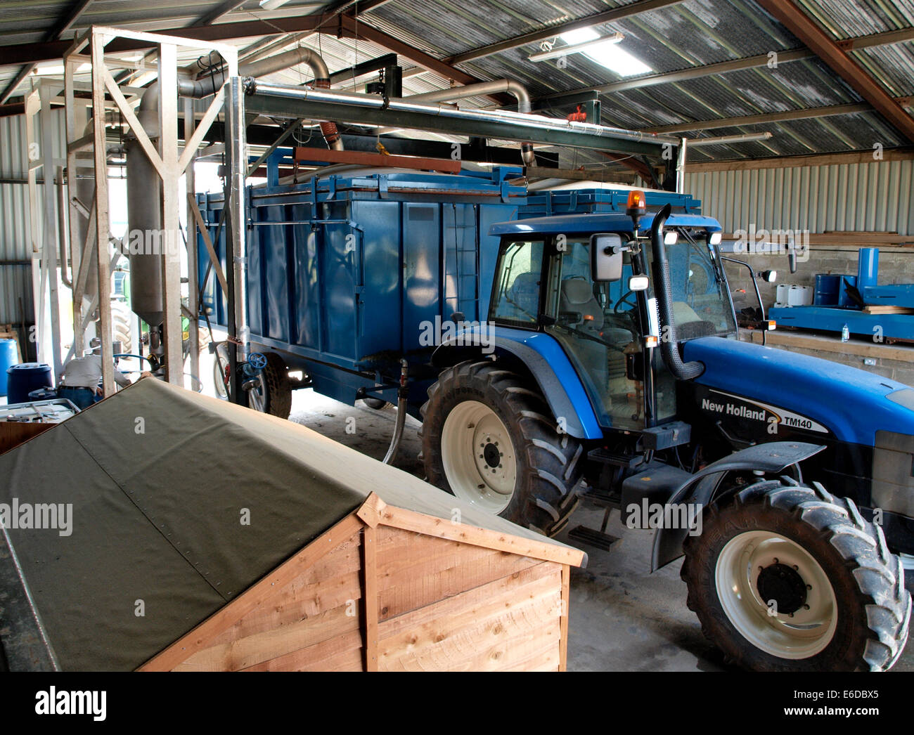 L'huile est extraite de la lavande par distillation à la vapeur, lavande, Cotswold Snowshill, Worcestershire, Royaume-Uni Banque D'Images