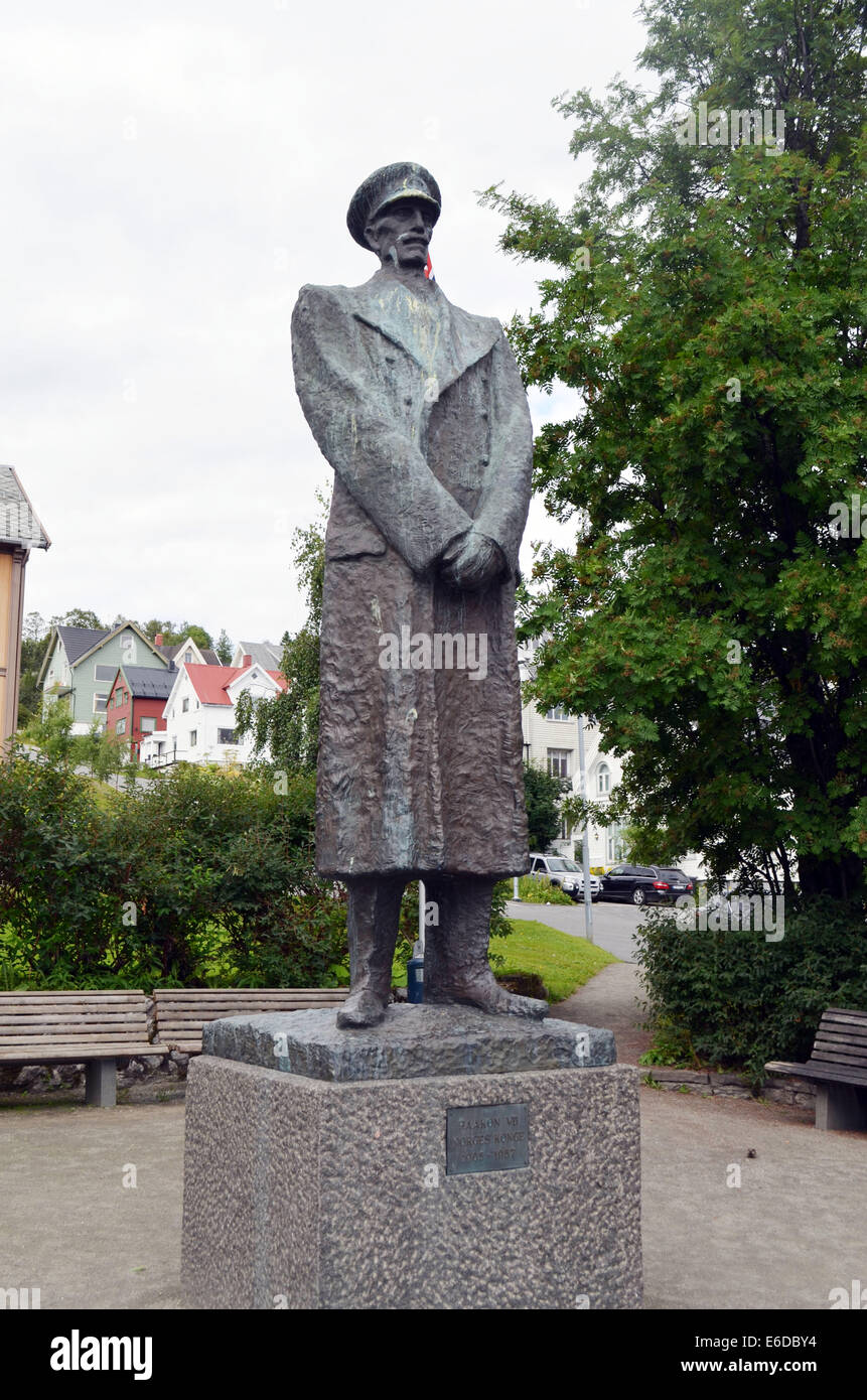 Statue du roi Haakon de Norvège en face de l'Hôtel de Ville à Tromso. Banque D'Images