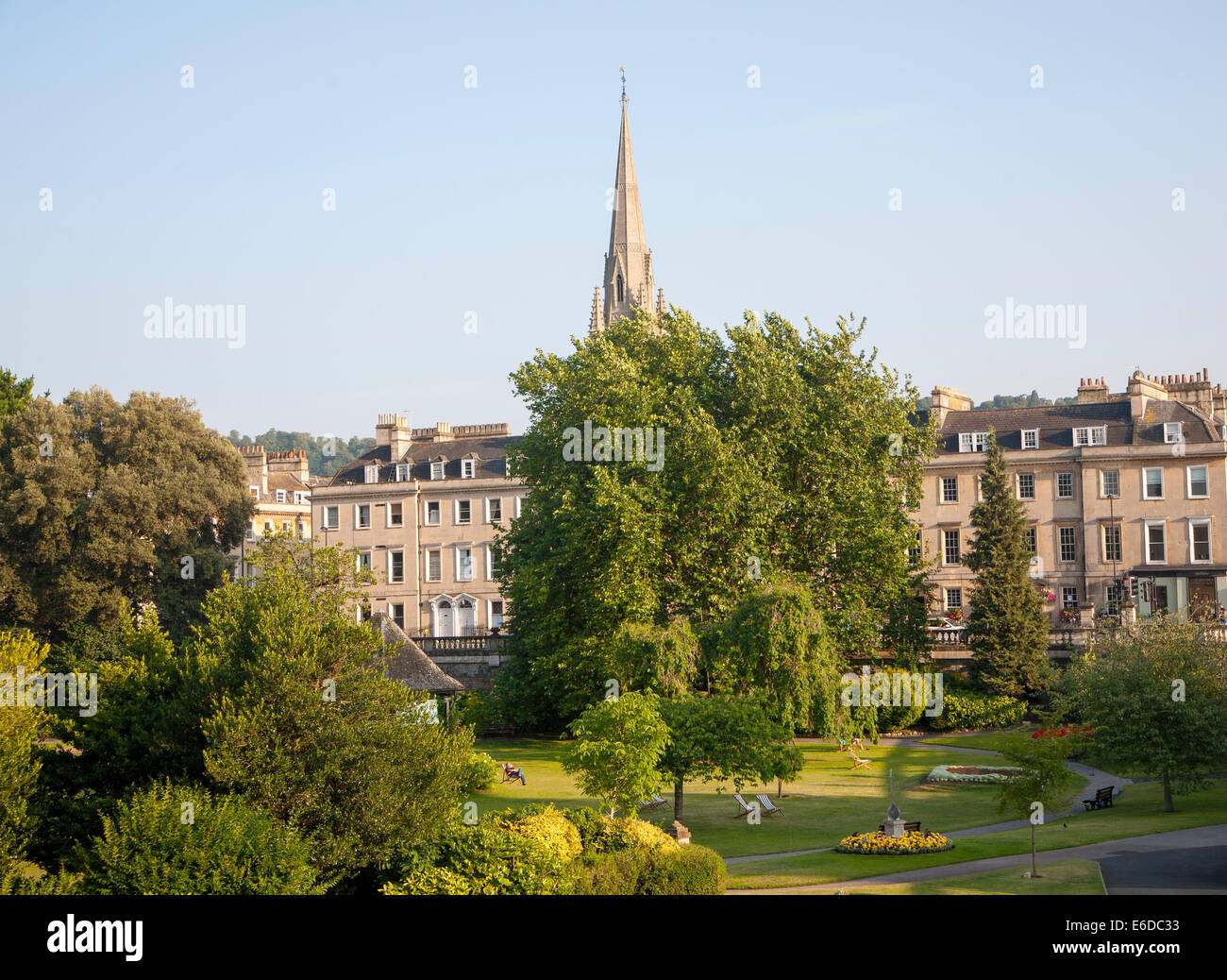 Parade Gardens parc public en centre-ville de Bath, Somerset, Angleterre avec bâtiments géorgiens de North Parade et clocher d'église Banque D'Images