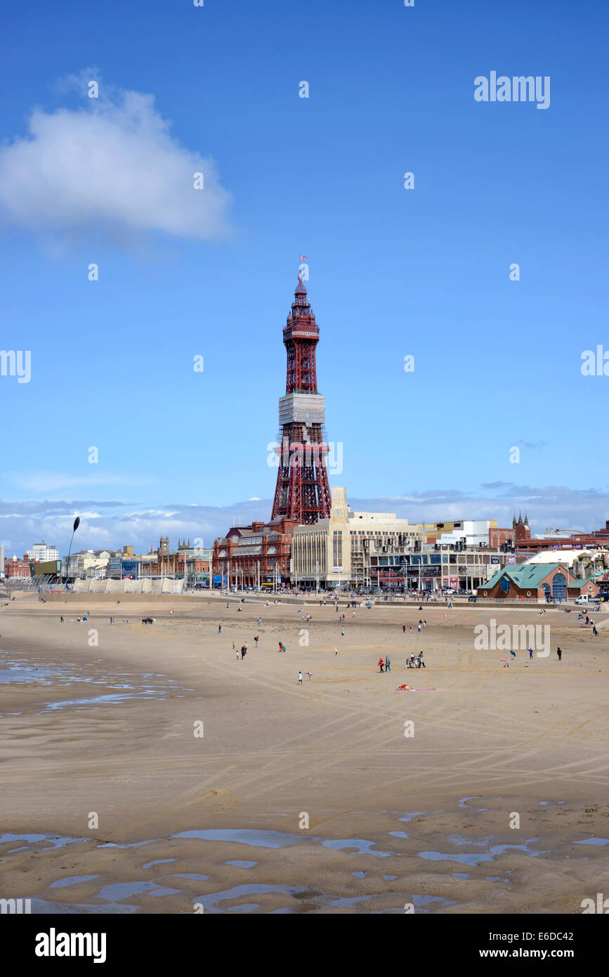 La tour de Blackpool, dans le Lancashire, Angleterre Vue sur la plage de central pier Banque D'Images