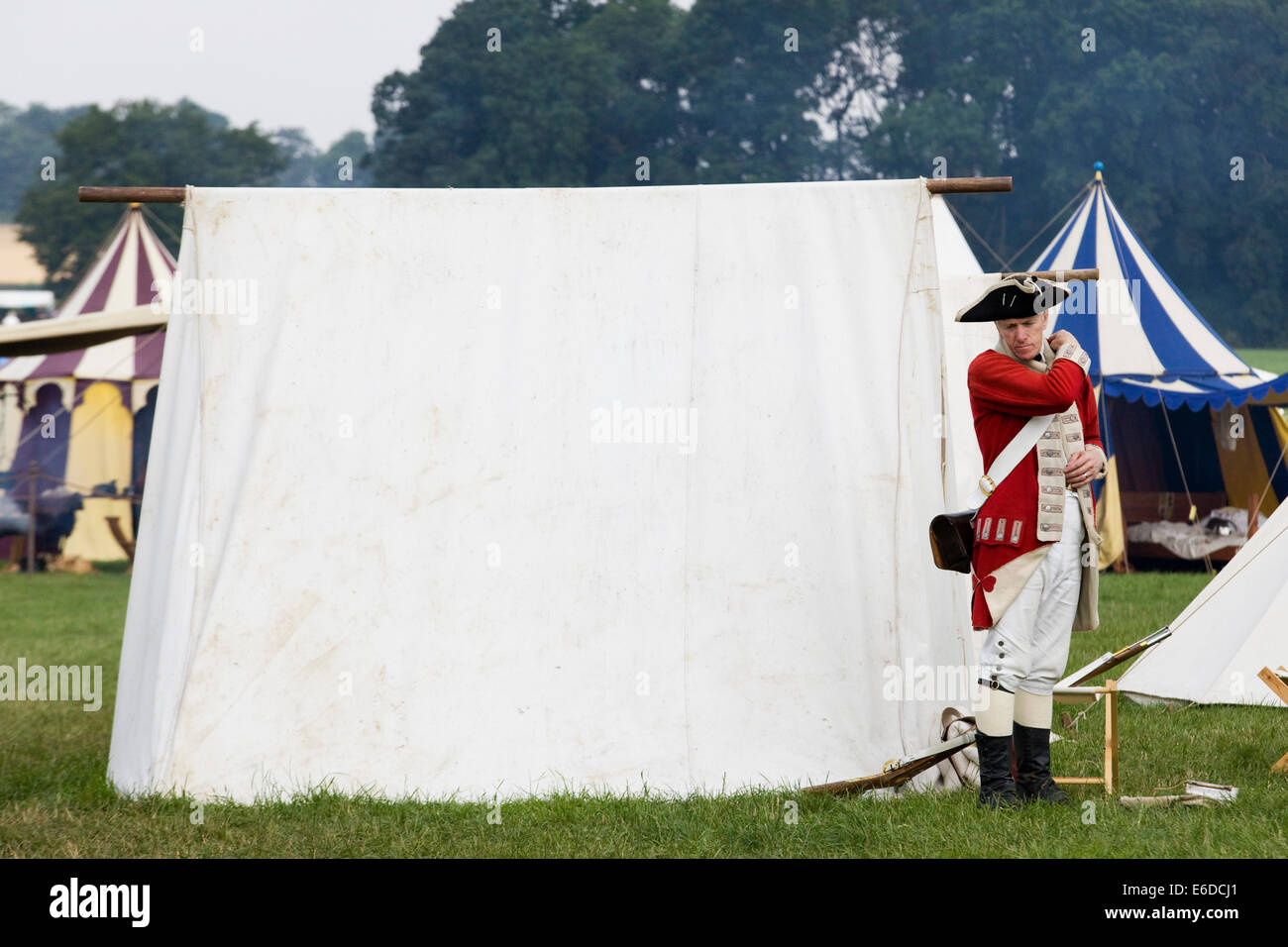 Soldat du régiment de 47e pied debout nid à un Tente en tissu blanc lors d'une reconstitution en Angleterre Banque D'Images