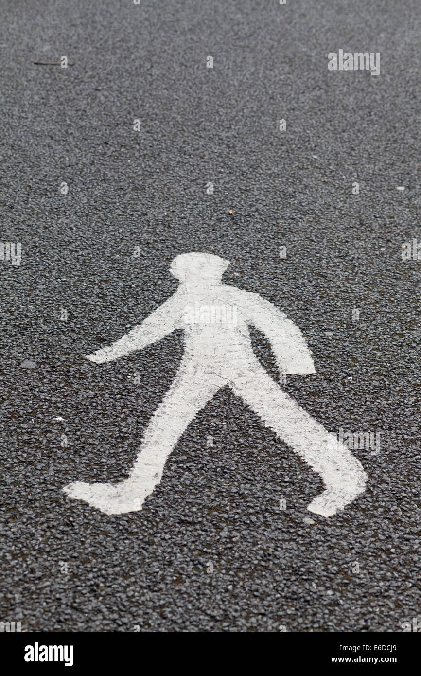 Avertissement de sécurité routière figure peint d'un homme blanc crossing road Banque D'Images