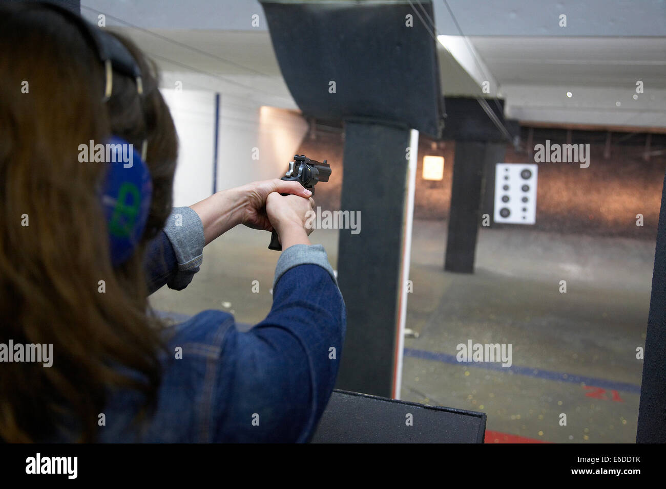 Jeune femme d'un tir au pistolet de tir à Minneapolis aux Etats-Unis. Banque D'Images