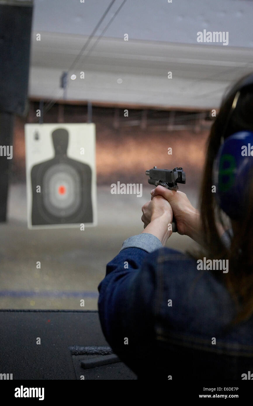 Jeune femme d'un tir au pistolet de tir à Minneapolis aux Etats-Unis. Banque D'Images