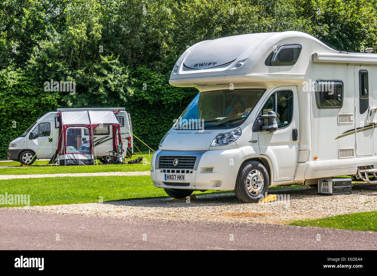 Deux motorhomes garés sur leurs emplacements camping Caravan Club en Angleterre, Royaume-Uni. Banque D'Images