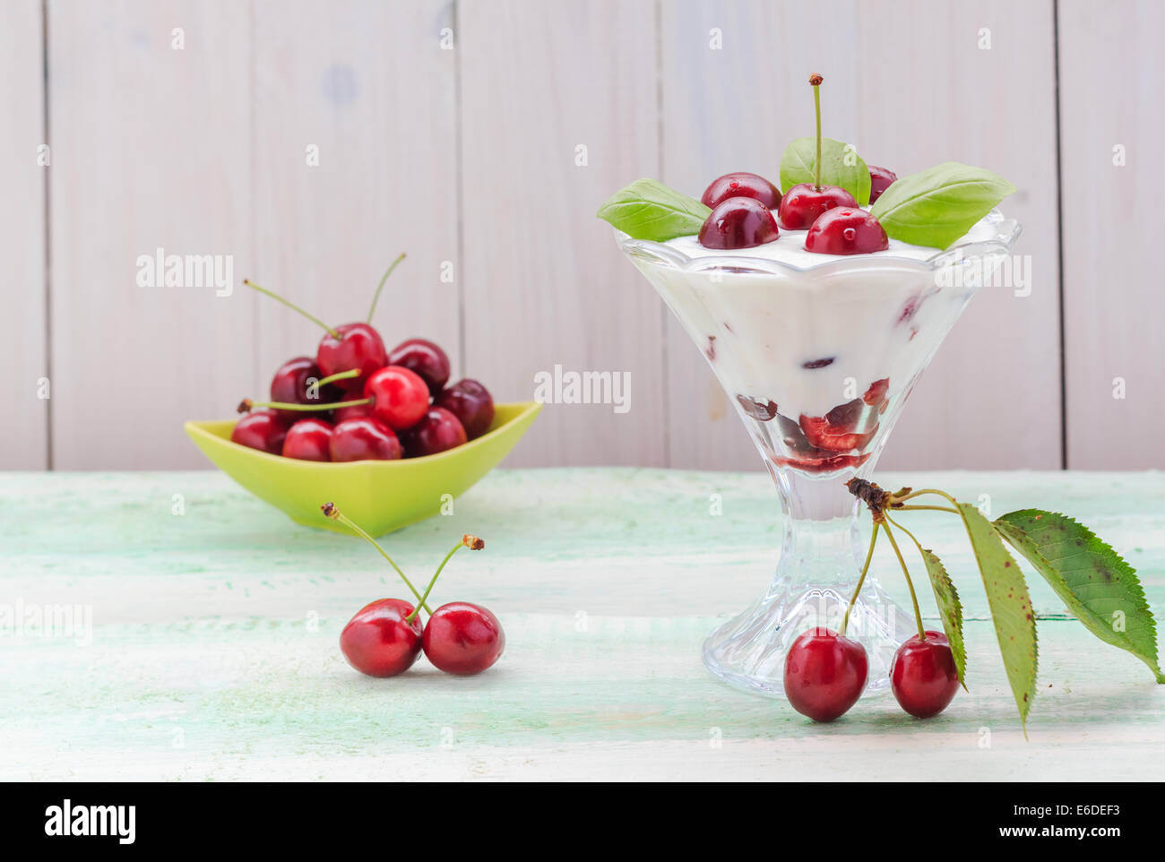 Un verre de cherry dessert et coupe de fruits Banque D'Images