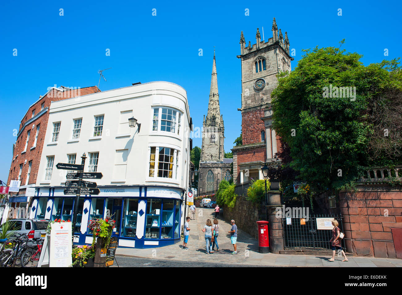 High Street à Shrewsbury, avec St Julian's et St Alkmund's églises en été, Shropshire, Angleterre. Banque D'Images