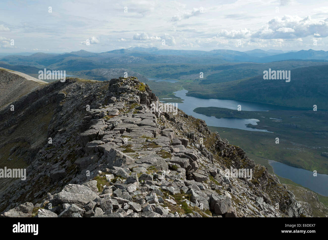 Plate-forme de roche abattue sur la crête du sommet de l'Arkle, Sutherland, Scotland, UK. Loch Stack vers la droite. Banque D'Images