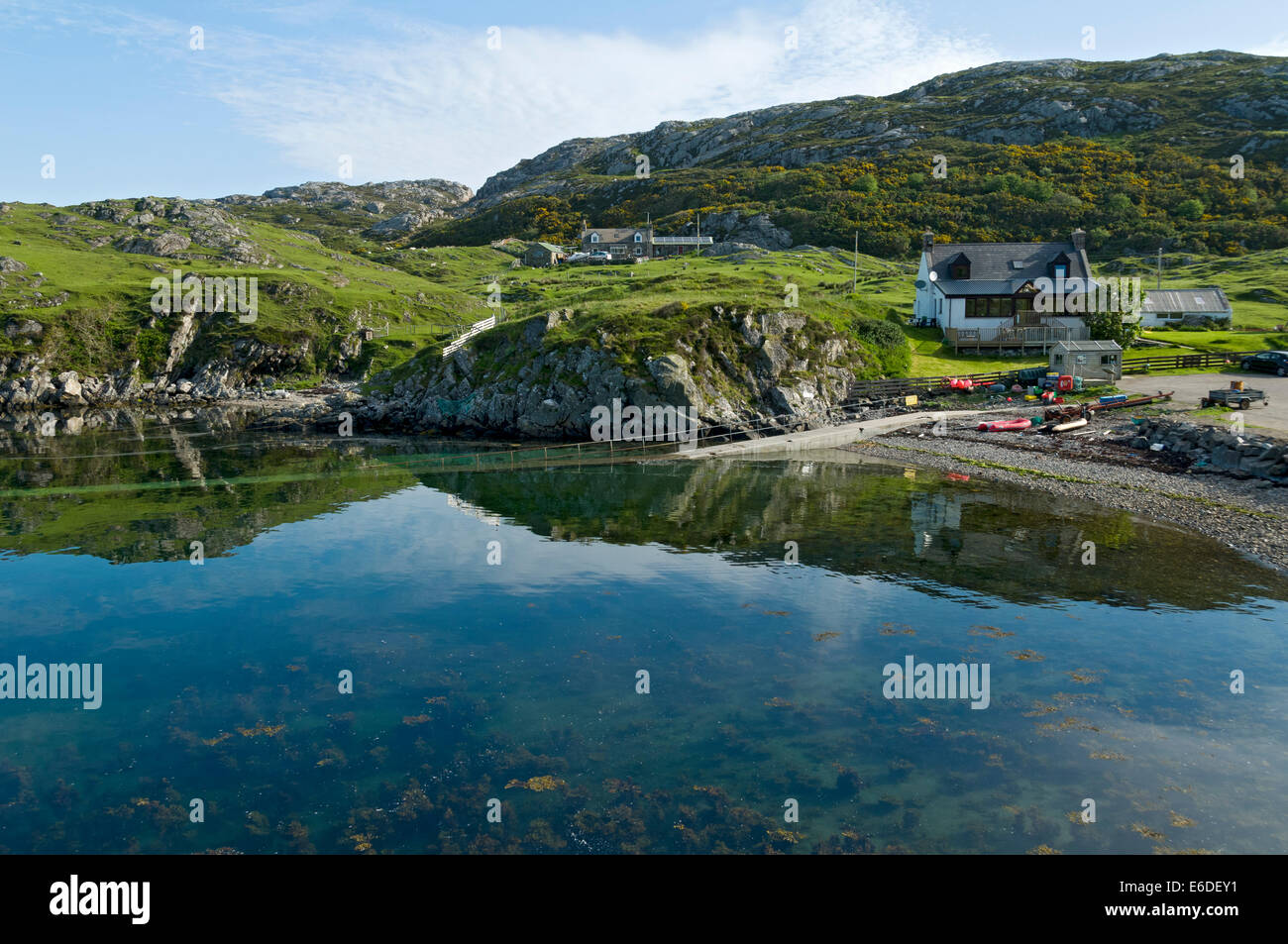 Le Shorehouse restaurant de fruits de mer et la jetée (submergé à cause de la marée haute) à Tarbet, près de Scourie, Sutherland, Scotland, UK Banque D'Images