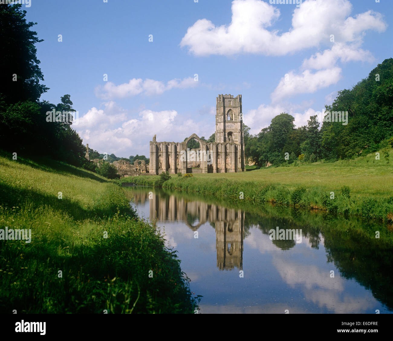 Ruines l'abbaye de Fountains Yorkshire UK Banque D'Images