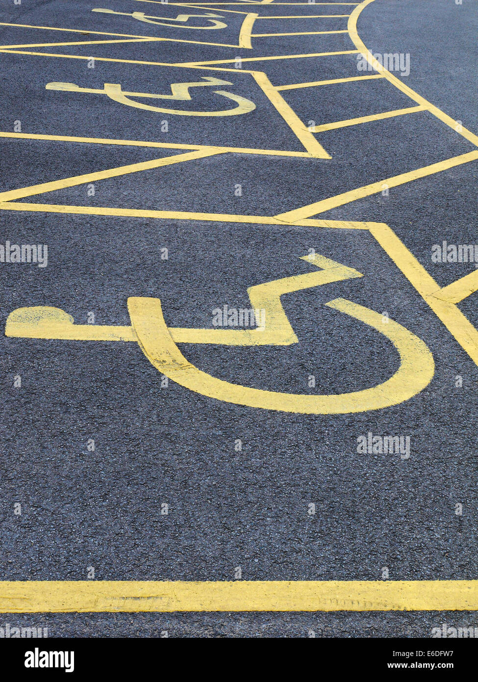 Stationnement pour handicapés signer sur le tarmac UK Banque D'Images