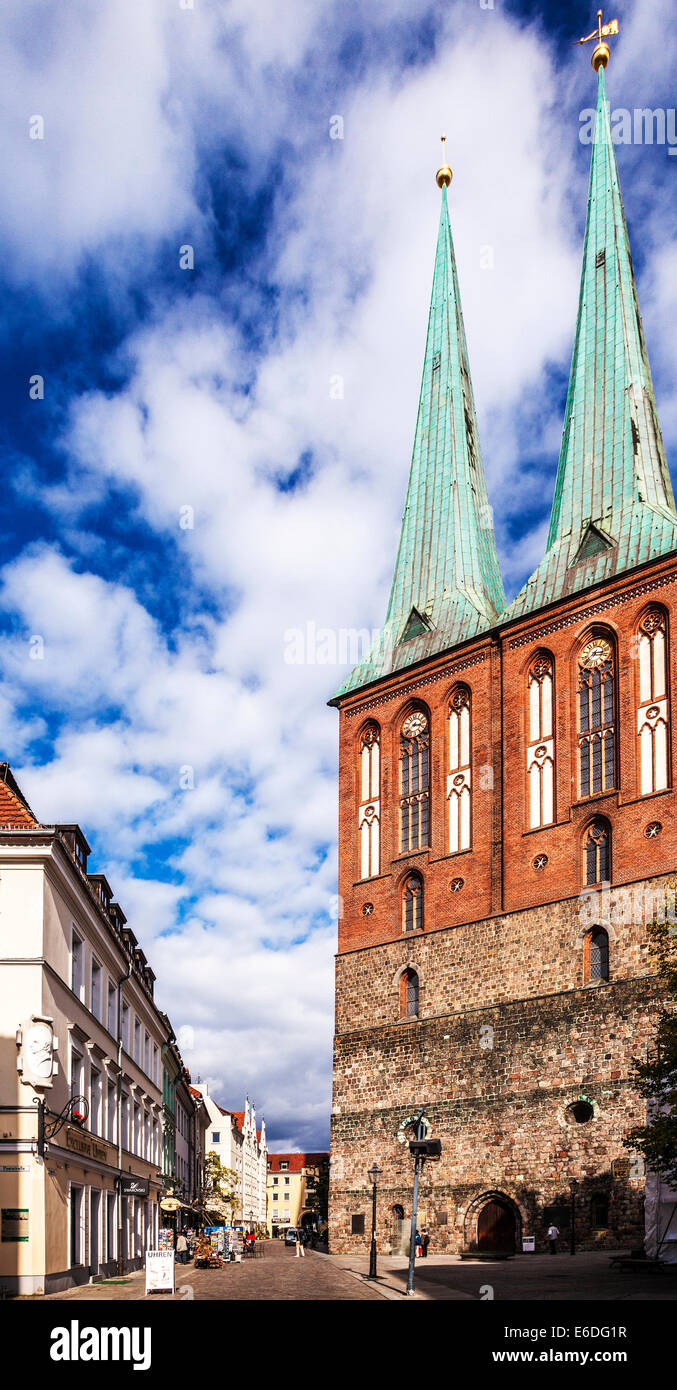 Deux flèches de Nikolaikirche, St Nicholas' Church, la plus ancienne église de Berlin dans le quartier Nikolaiviertel. Banque D'Images