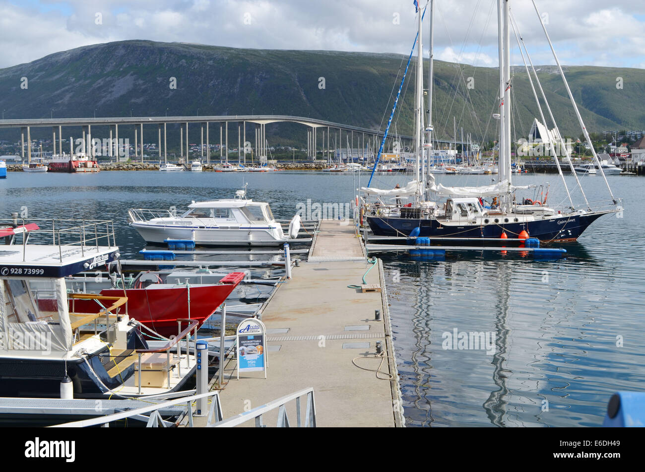 Le front de mer à Tromso. La Cathédrale arctique, voyage et autres bateaux au port, le pont est inauguré en 1960 est 3 399 pieds de long. Banque D'Images