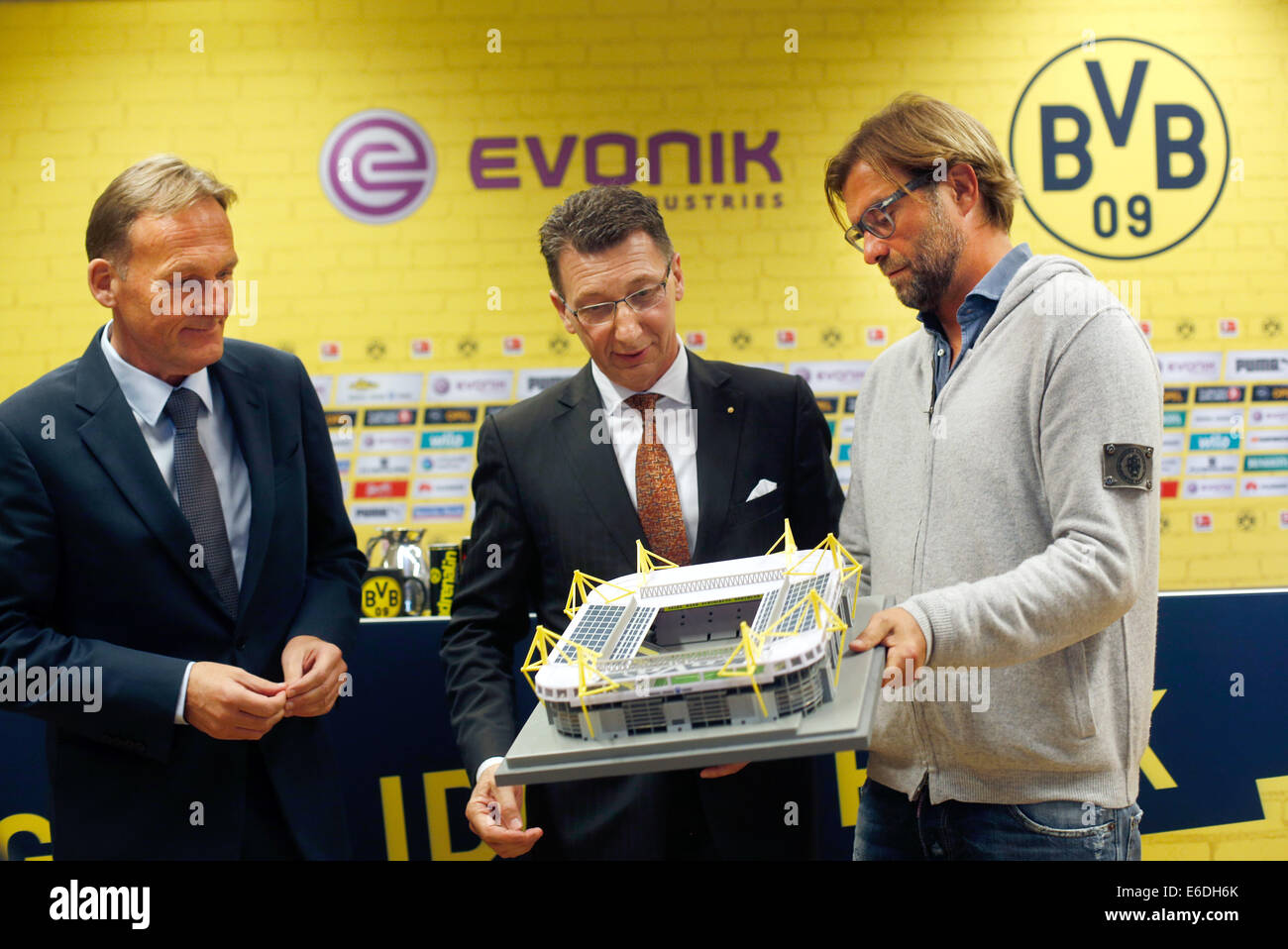 Dortmund, Allemagne. 21e Août, 2014. Gérant de club de football Bundesliga Borussia Dortmund (BVB), Hans-Joachim Watzke (L-R), chef de groupe Signal Iduna Ulrich Leitermann et entraîneur-chef de BVB JÜRGEN KLOPP voir une maquette du stade du BVB lors d'une conférence de presse à Dortmund, Allemagne, 21 août 2014. Borussia Dortmund fera face à Bayer Leverkusen le premier jour de la saison de Bundesliga 2014-2015. Photo : INA FASSBENDER/DPA/Alamy Live News Banque D'Images