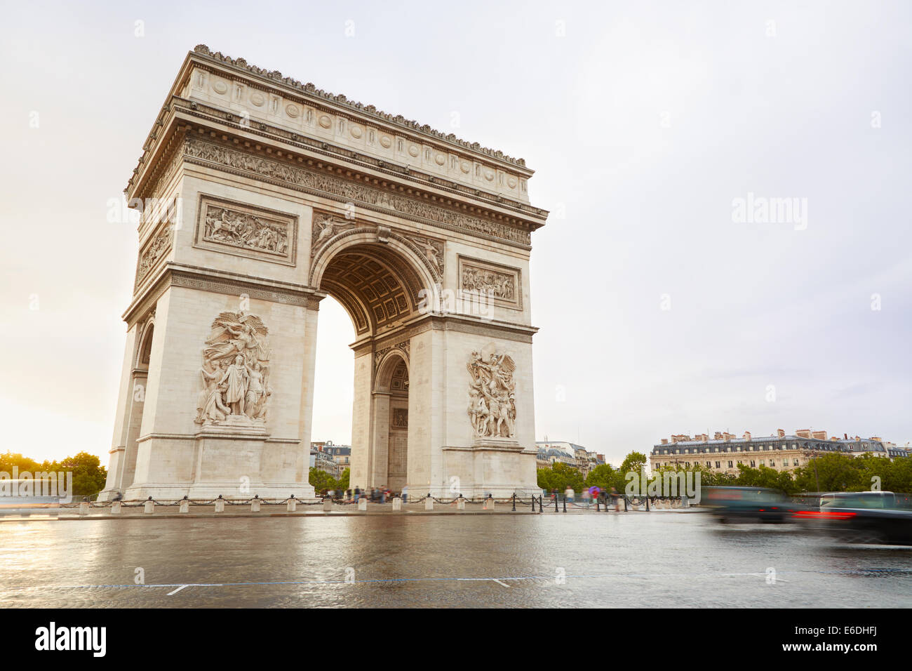 Arc de triomphe à Paris, France. le trafic dans la matinée. Banque D'Images