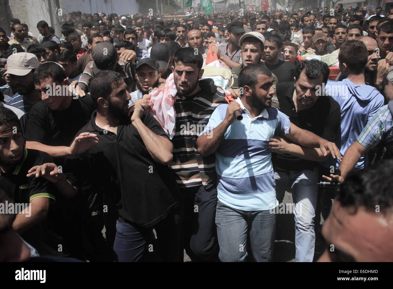 La bande de Gaza. 21e Août, 2014. Les Palestiniens portent le corps de Mohammed Abu Shammala, un des trois hauts commandants du Hamas lors de ses funérailles à Rafah dans le sud de la bande de Gaza. Credit : PACIFIC PRESS/Alamy Live News Banque D'Images