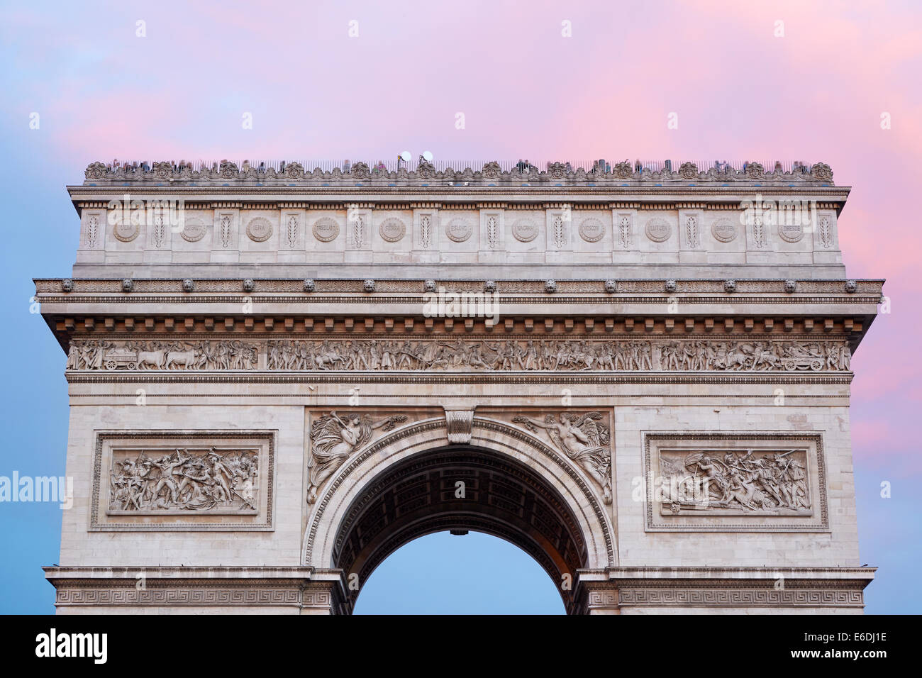Arc de Triomphe à Paris, avec les touristes sur le toit Banque D'Images