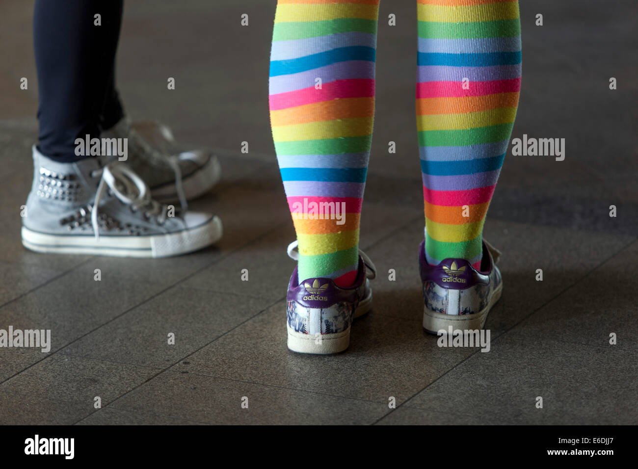 Femme portant des chaussettes LGBT Rainbow Colors communauté LGBT Banque D'Images