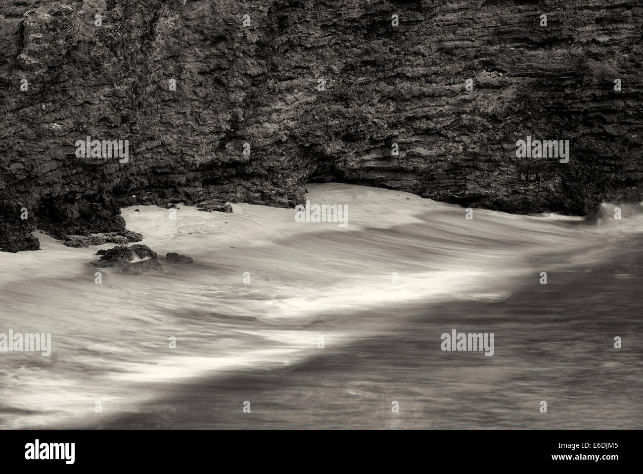 Les falaises et les vagues à Sweetheart Rock. Lanai, Hawaii Banque D'Images