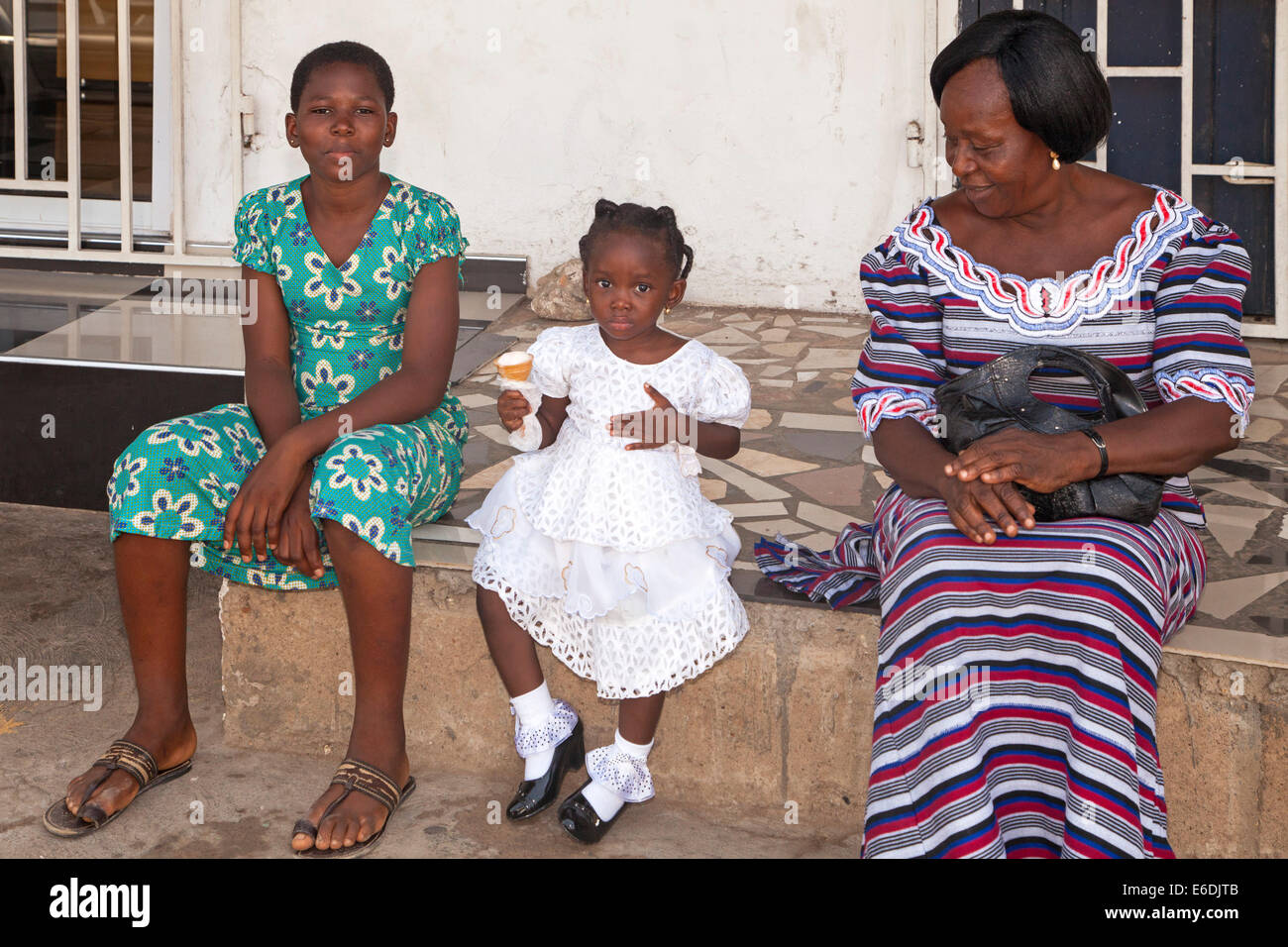La mère et les filles après le service du dimanche, Osu, Accra, Ghana, Afrique Banque D'Images