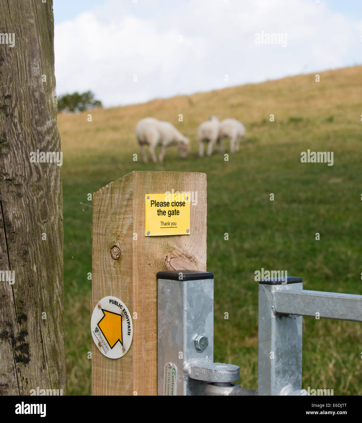 'Veuillez fermer la porte' sur une porte de poster dans le Shropshire, en Angleterre. Banque D'Images