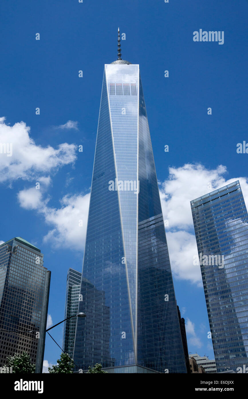 Freedom Tower, One World Trade Center, New York, NY, gratte-ciel dans le quartier financier de New York, Manhattan, sous un ciel bleu. Banque D'Images