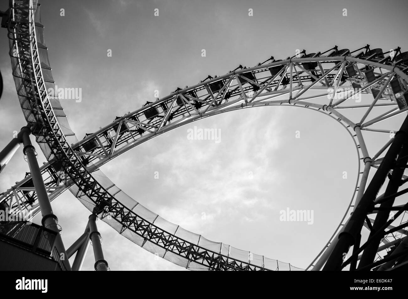 Rollercoaster contre le ciel dans le proche Korakuen, Tokyo Tokyo Dome Banque D'Images