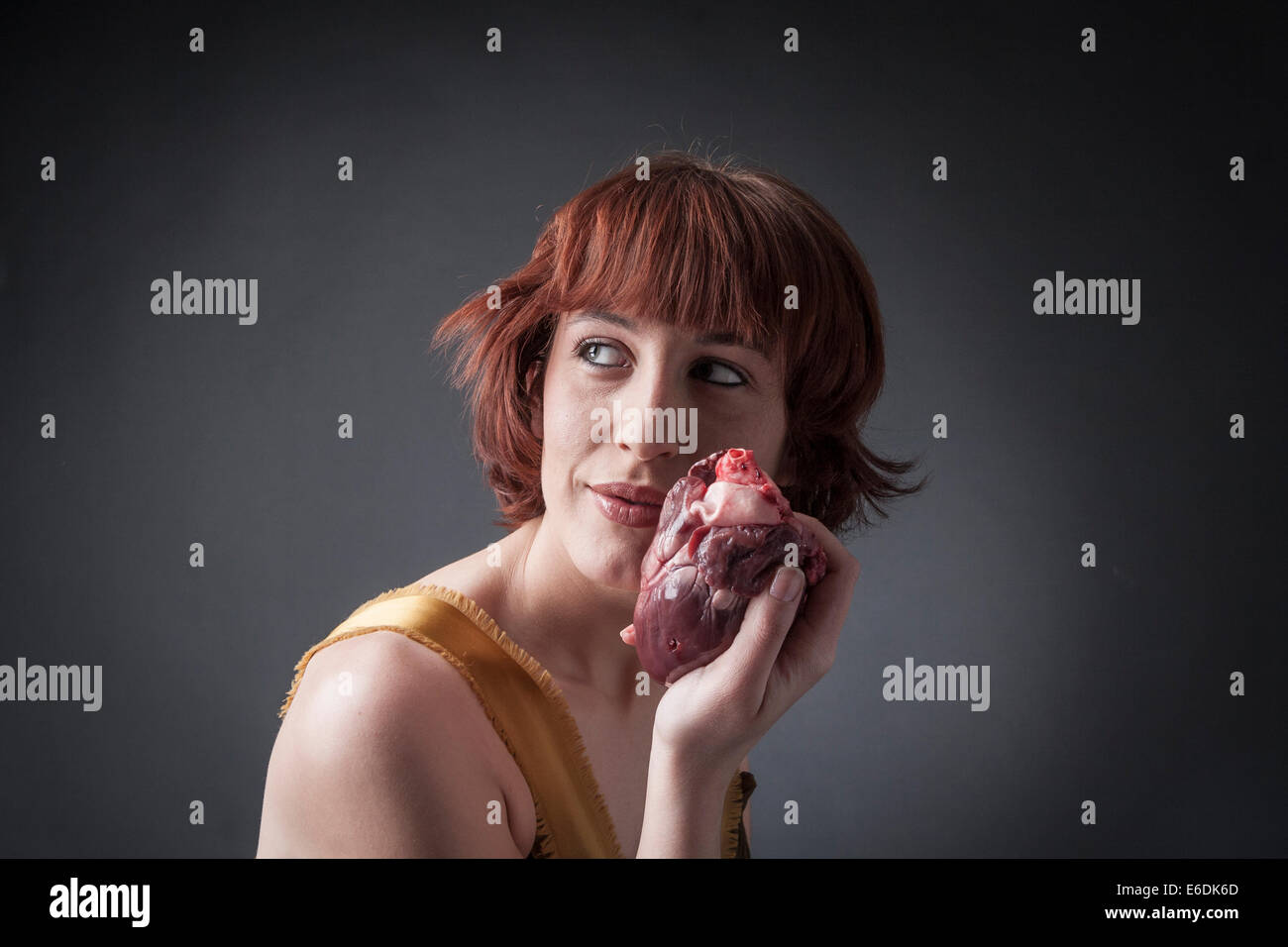 Femme avec coeur dans sa main. Basé sur un "sonnet ciascun alma presa" de  Dante Alighieri Photo Stock - Alamy
