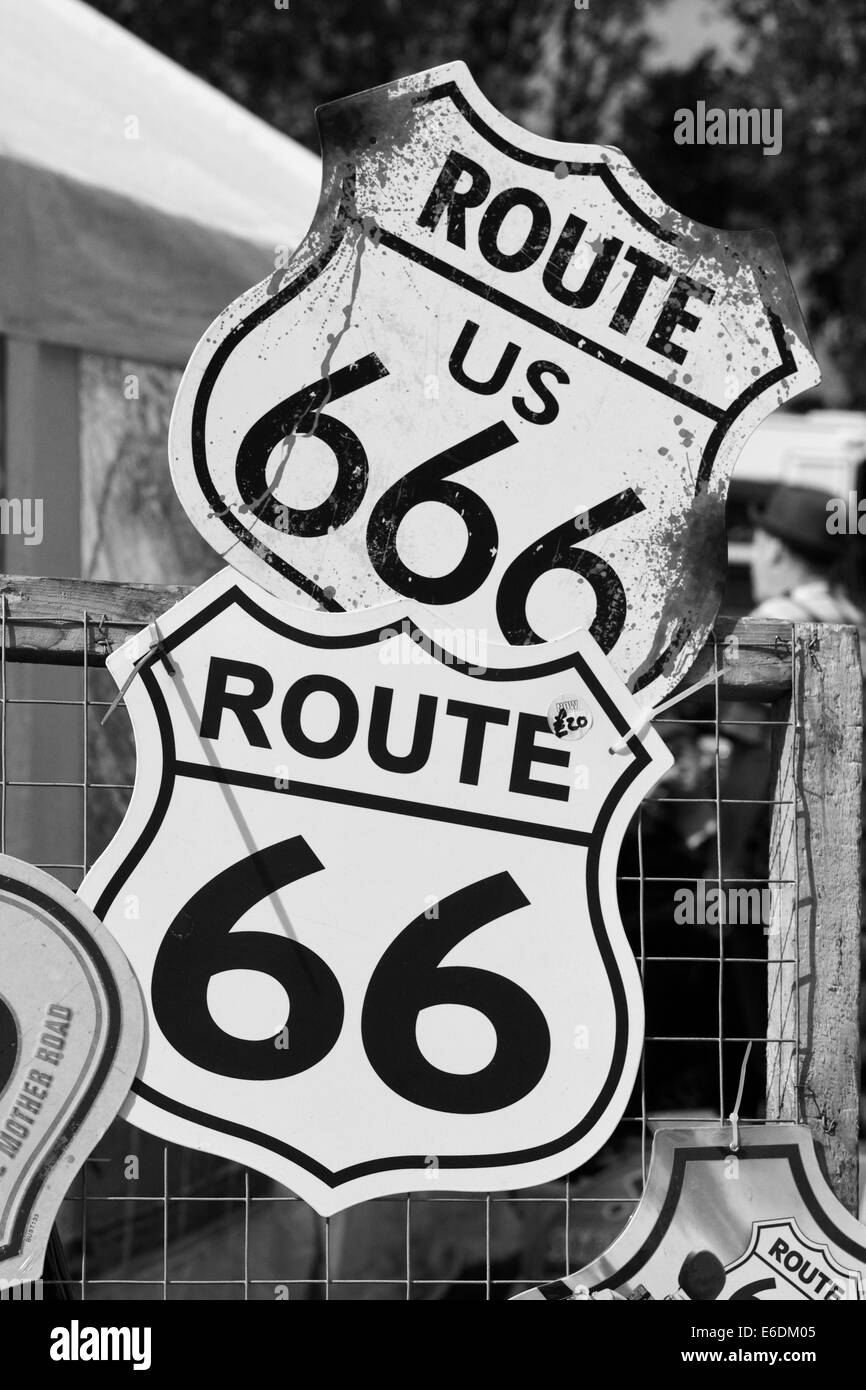 Route 66 panneaux pour la vente à un classique tous les American car show en Angleterre noir et blanc Banque D'Images