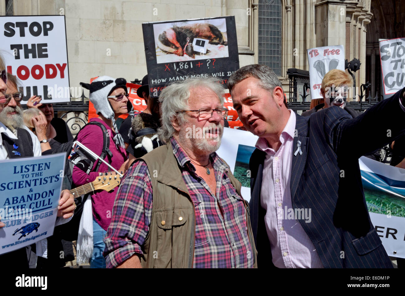 Londres, Royaume-Uni. 21 août, 2014. Bill Oddie rejoint manifestants devant la Haute Cour de Londres comme le blaireau Trust demander une révision judiciaire contre le DEFRA Secrétaire d'État Liz Truss et Natural England sur la très controversée du gouvernement la politique de réforme du blaireau. Credit : PjrNews/Alamy Live News Banque D'Images