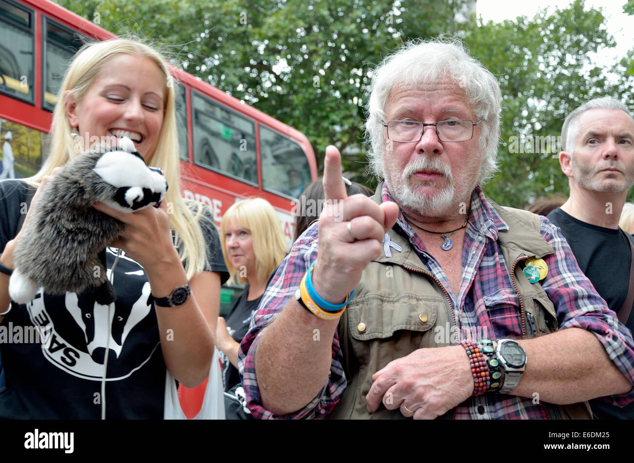 Londres, Royaume-Uni. 21 août, 2014. Bill Oddie rejoint manifestants devant la Haute Cour de Londres comme le blaireau Trust demander une révision judiciaire contre le DEFRA Secrétaire d'État Liz Truss et Natural England sur la très controversée du gouvernement la politique de réforme du blaireau. Banque D'Images