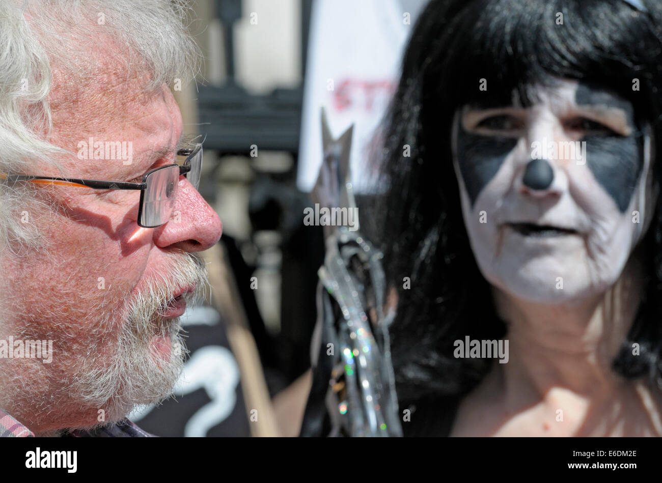 Londres, Royaume-Uni. 21 août, 2014. Bill Oddie rejoint manifestants devant la Haute Cour de Londres comme le blaireau Trust demander une révision judiciaire contre le DEFRA Secrétaire d'État Liz Truss et Natural England sur la très controversée du gouvernement la politique de réforme du blaireau. Banque D'Images
