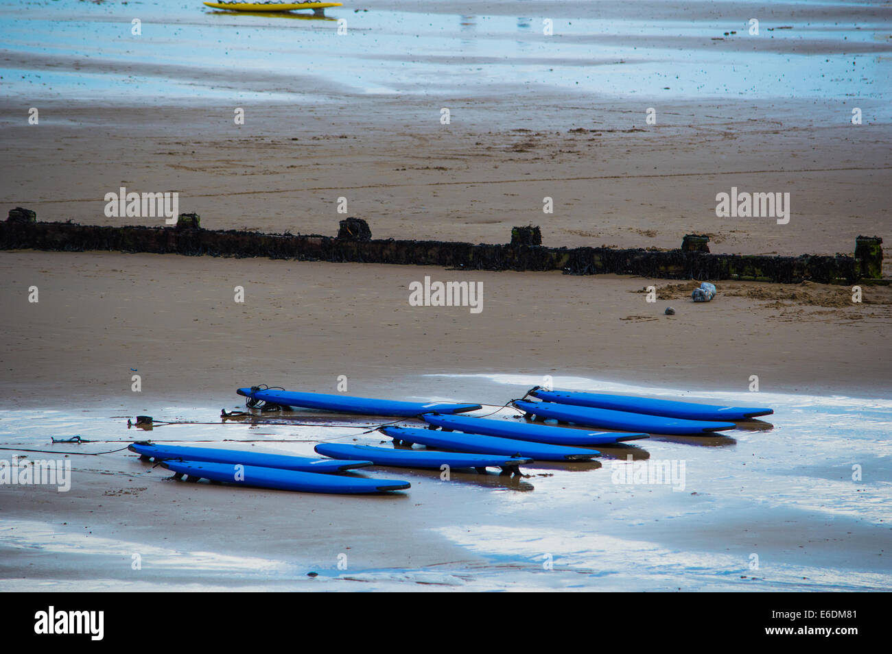 Planches de surf de leçon sur plage de Cromer. Banque D'Images