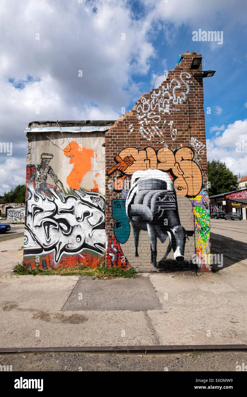 L'art de rue entre les bâtiments abandonnés en milieu urbain culture bohème Spree district sur 'Clubbing Mile ' sur Revaler Street à Friedri Banque D'Images