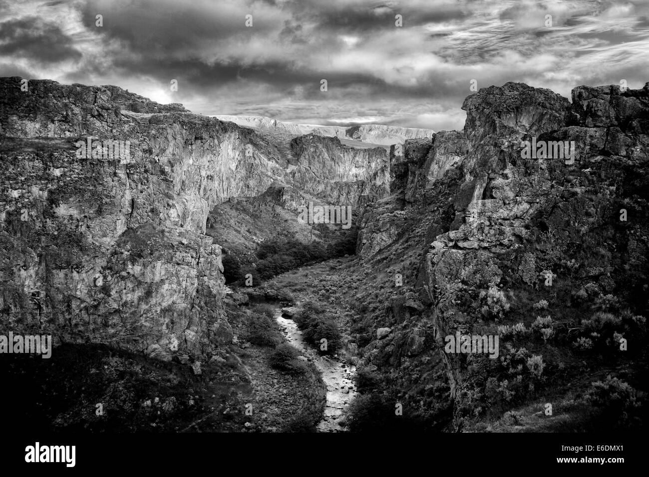 Secours Creek canyon avec coucher de nuages. Malheur County, Oregon Banque D'Images