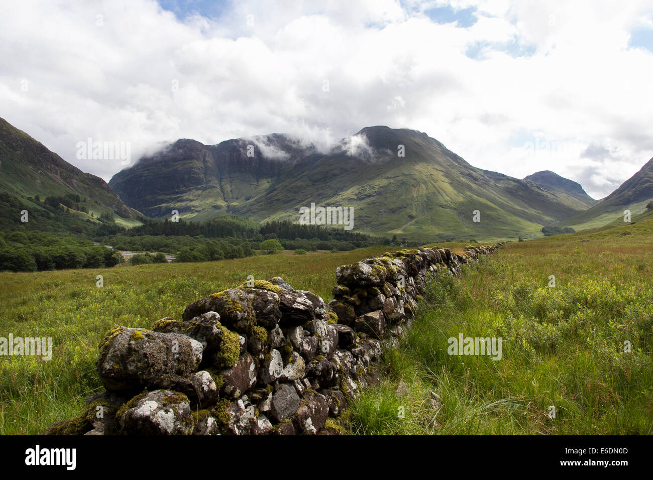 Vue vers Stob Coire nam Beith et Aonach Dubh à Glen Coe dans les hautes terres de l'ouest de l'Ecosse Banque D'Images