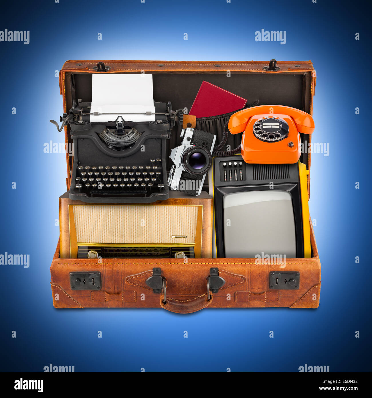 Concept rétro avec valise pleine de vieux trucs Banque D'Images