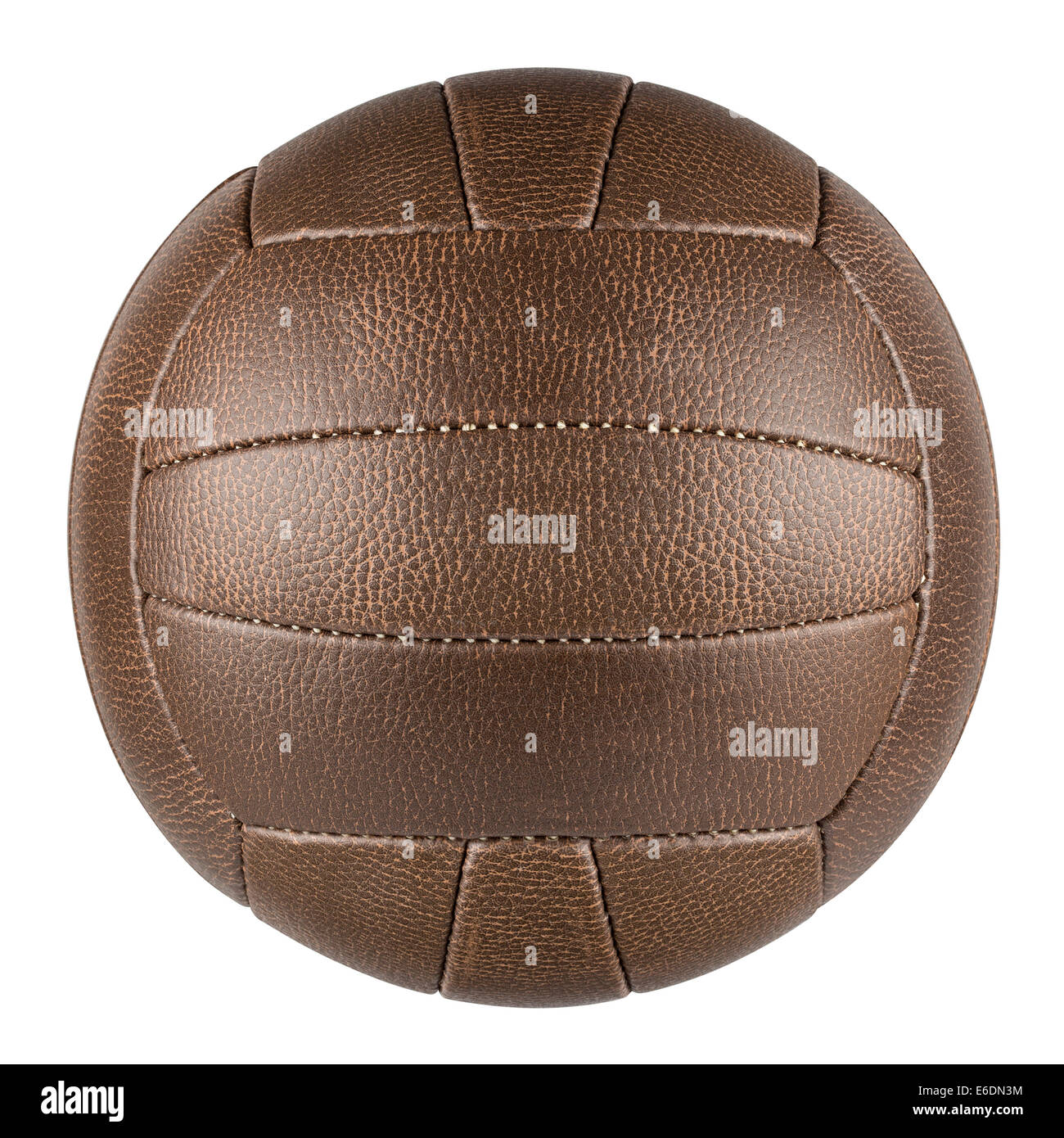 Ballon de football traditionnel en cuir brun sur fond blanc Banque D'Images