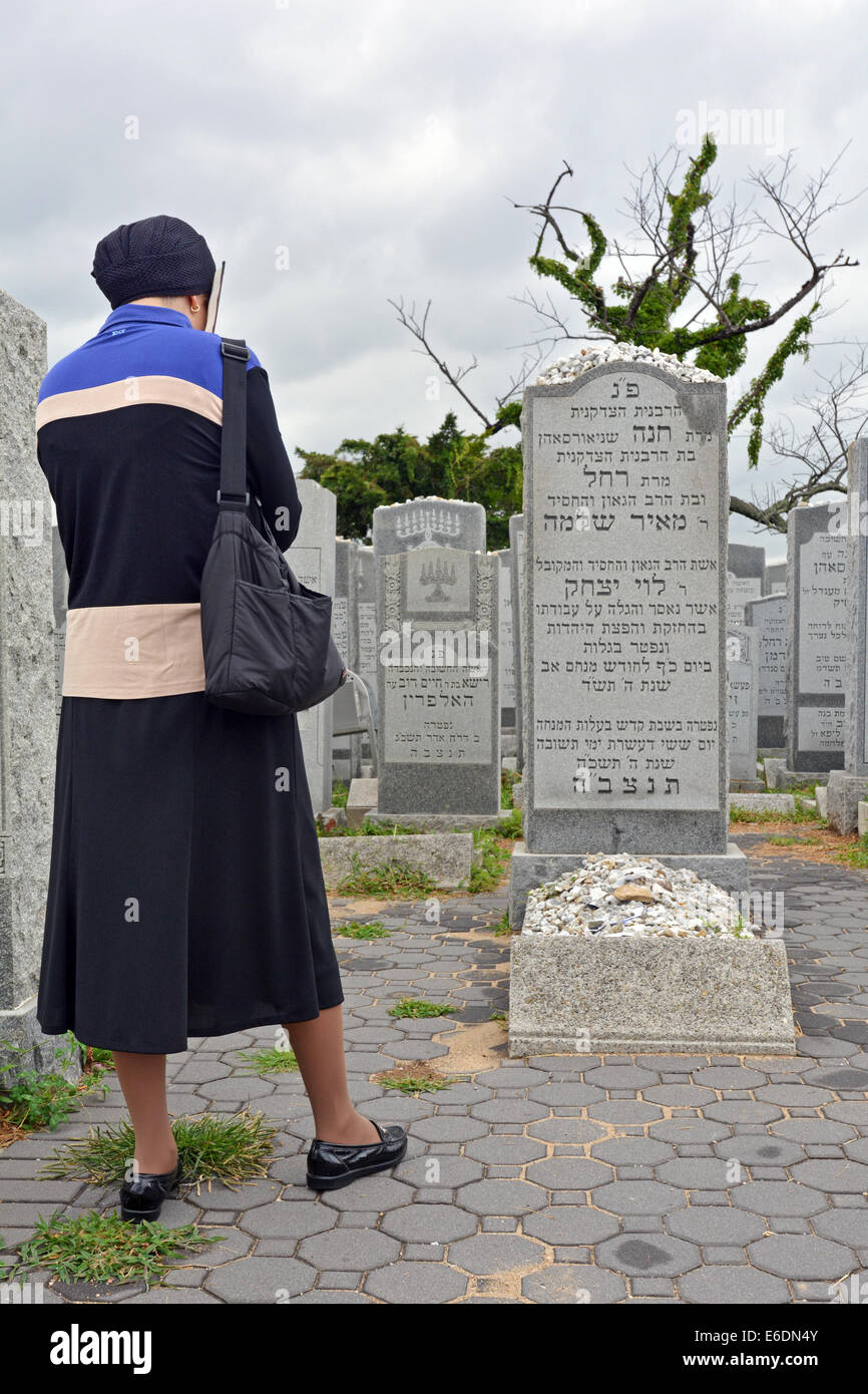 Une femme juive religieuse priant au Ohel à la sépulture de Rav Loubavitch  de la mère. Dans le Queens, New York Photo Stock - Alamy