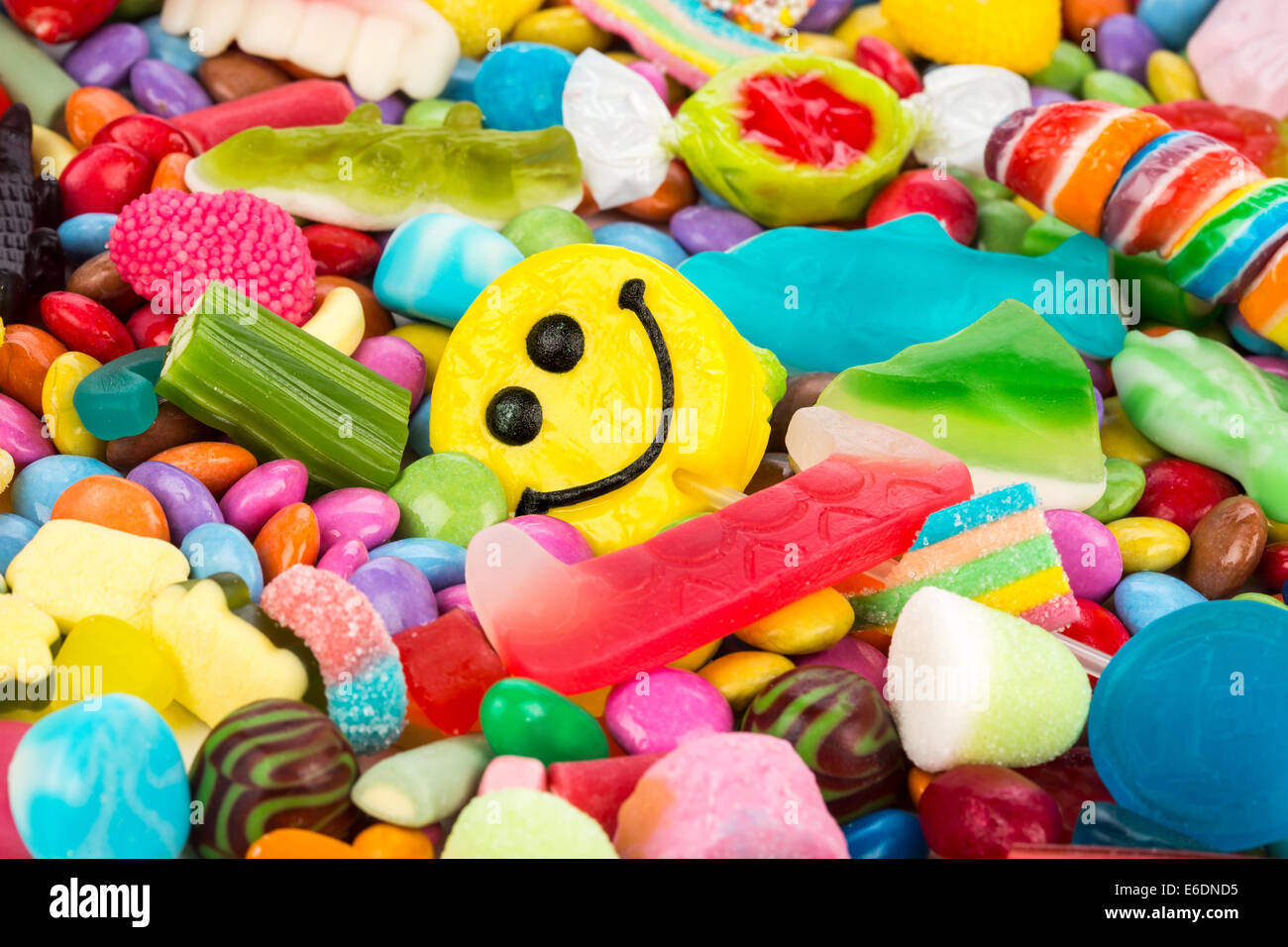 Lollipop avec smiley au milieu de bonbons Banque D'Images