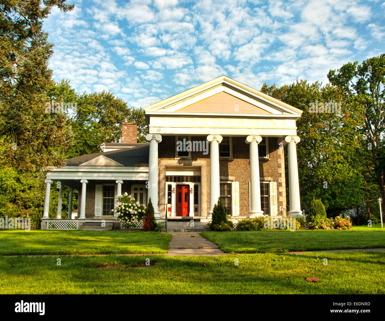Manoir belle maison avec colonnes sur journée d'été Banque D'Images