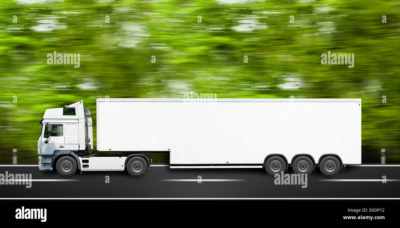 Camion blanc rapide sur une autoroute Banque D'Images