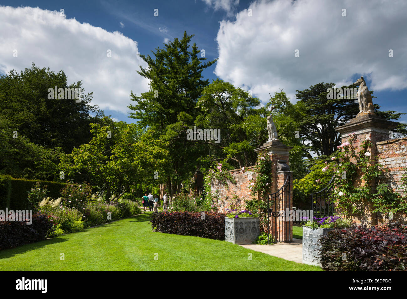 Le chien Gates frontière, conçu par Arne Maynard, et entrée à la piscine, jardin Cottesbrooke Hall, le Northamptonshire, Angleterre Banque D'Images