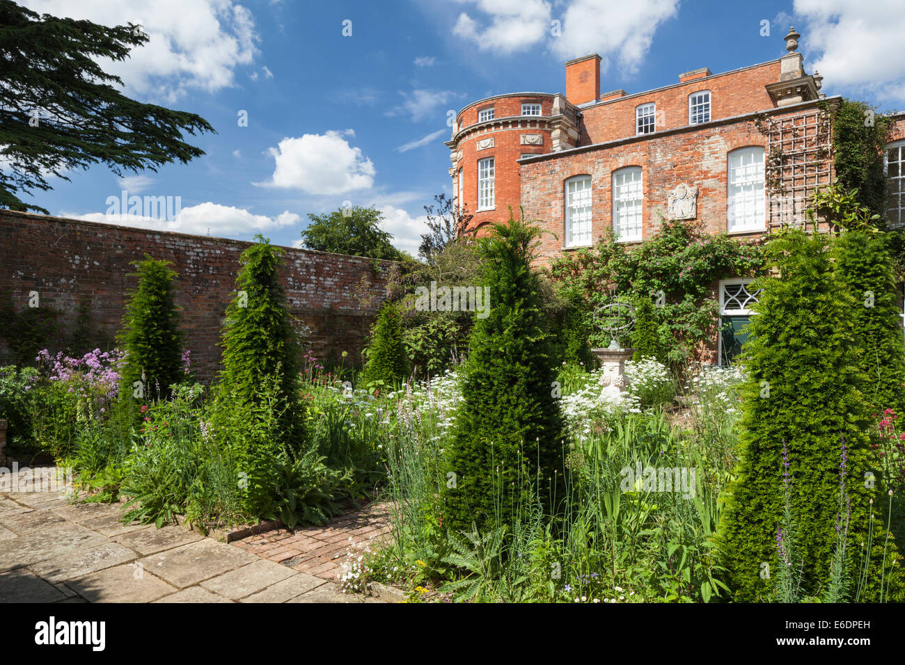 La cour-jardin hollandais, conçu par Angela Collins, et Cottesbrooke Hall, le Northamptonshire, Angleterre Banque D'Images