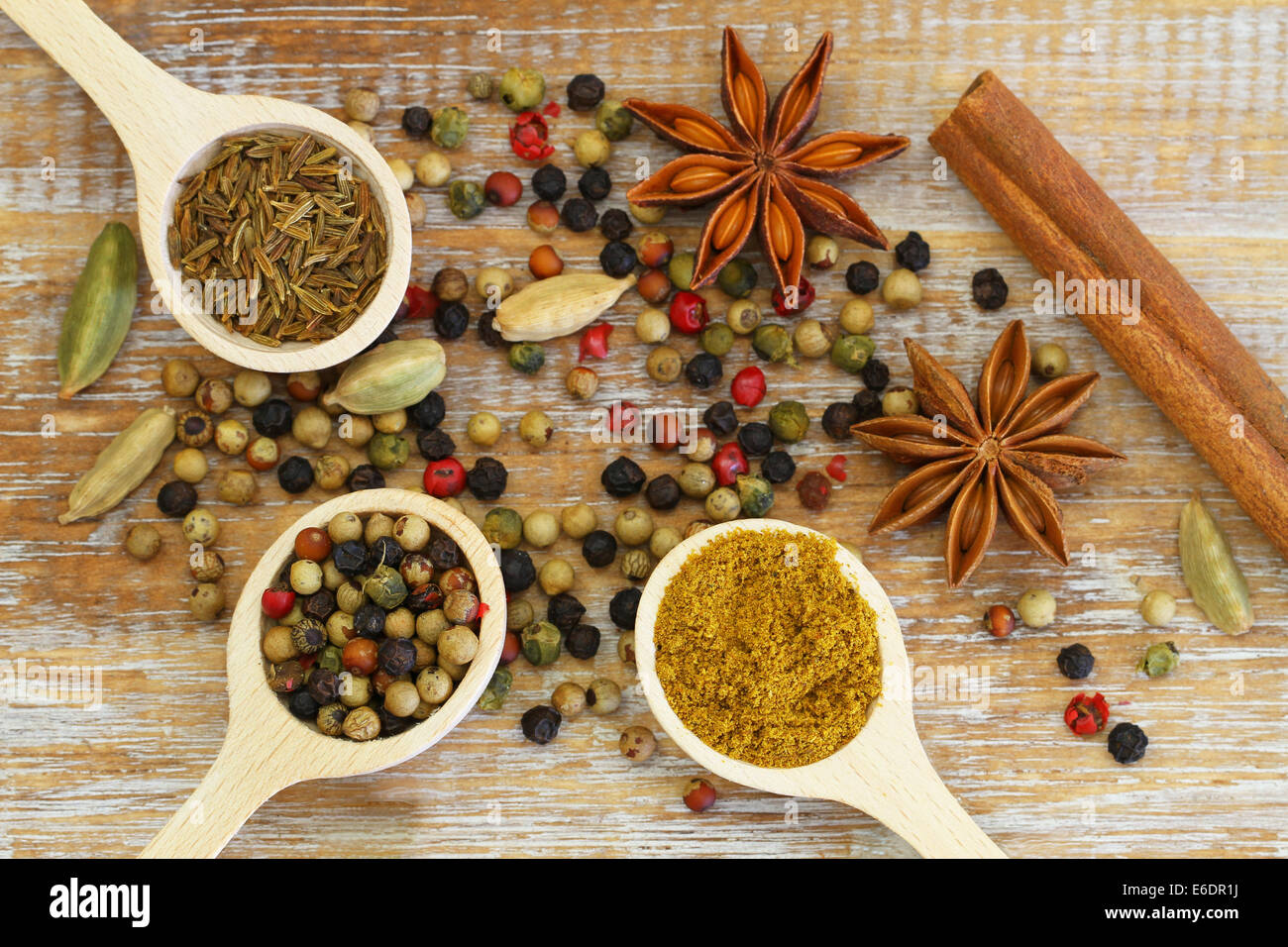 Épices indiennes sur la surface en bois Banque D'Images